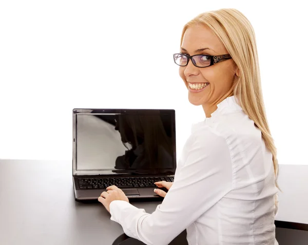 başarılı iş kadını arkasında bir dizüstü bilgisayar, vie doğru döndü