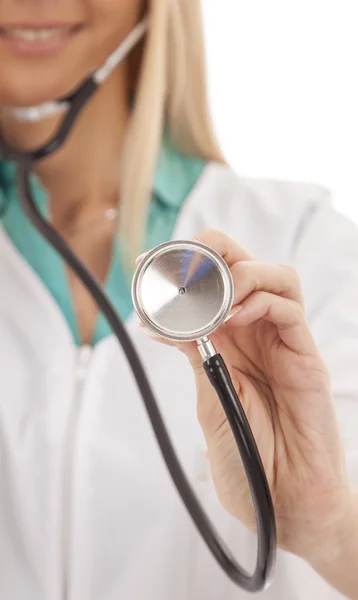 Doktor bílý kabát s stetoskop — Stock fotografie