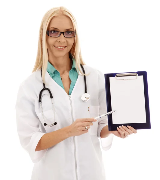 Schöne Ärztin mit Brille zeigt auf einem Blatt Papier. — Stockfoto