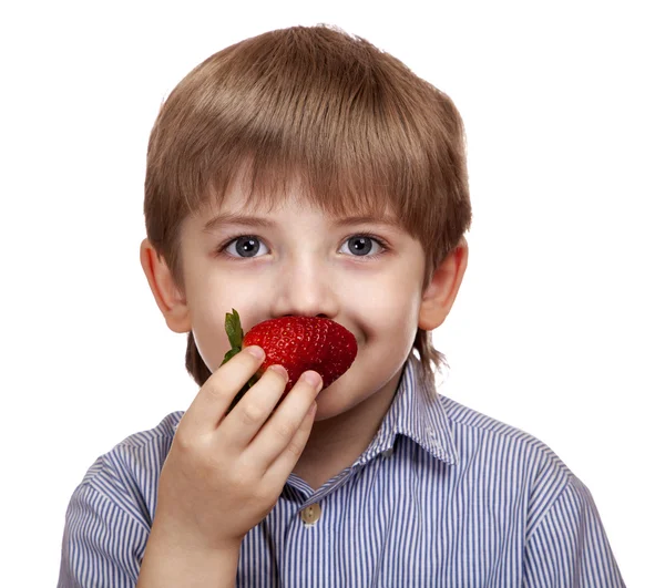 Hermoso chico caucásico inhala el aroma de las fresas maduras . — Foto de Stock