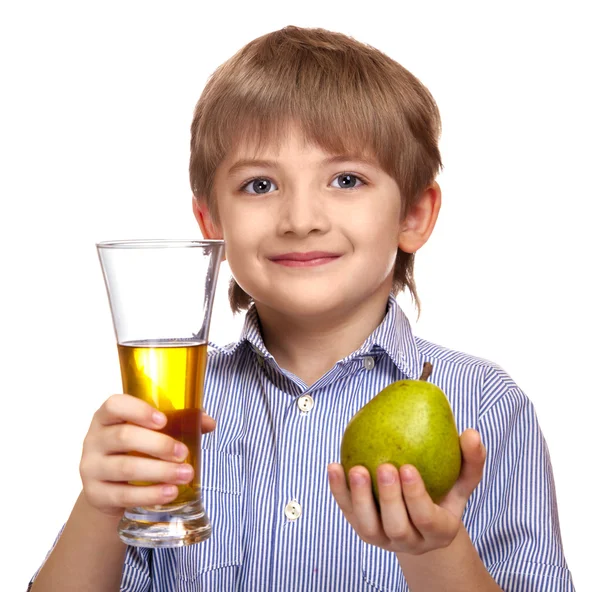 Lindo chico caucásico sosteniendo un vaso de jugo de pera y pera . —  Fotos de Stock