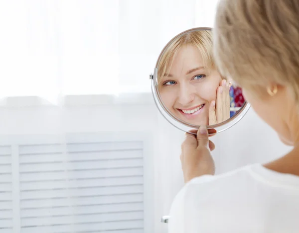 güzel genç kadın sabah aynaya görünüyor