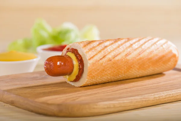 Hot Dog di papan — Stok Foto