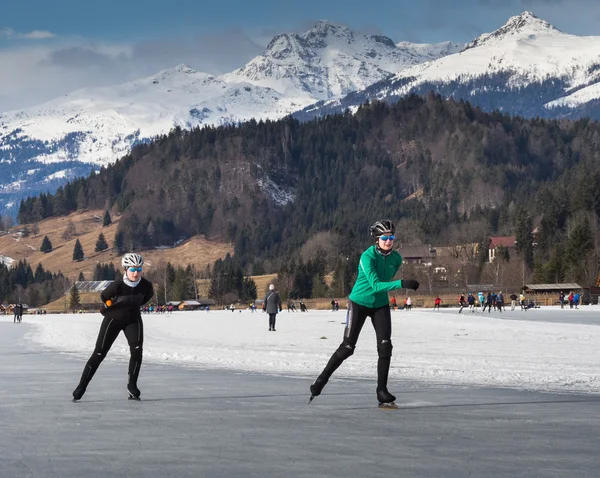 Two people skating on the ice — Stock Photo, Image