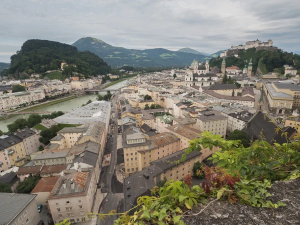 Case vicino al fiume a Salisburgo — Foto Stock