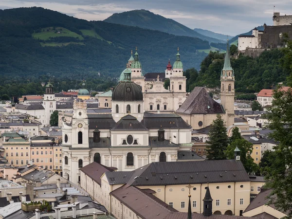 Huizen staan in de buurt van de rivier in Salzburg — Stockfoto
