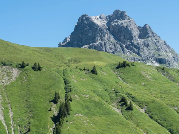 Bergen rondom het dorp Schroecken — Stockfoto