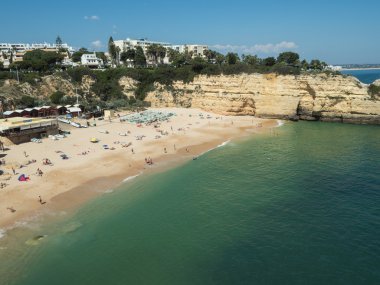 Algarve kıyısında Şehir Armacao de Pera yakınındaki