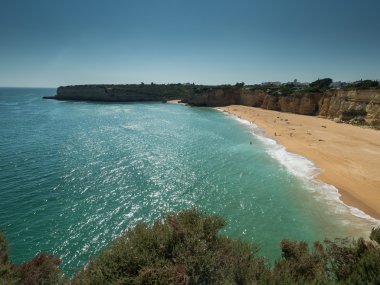 Algarve kıyısında Şehir Armacao de Pera yakınındaki