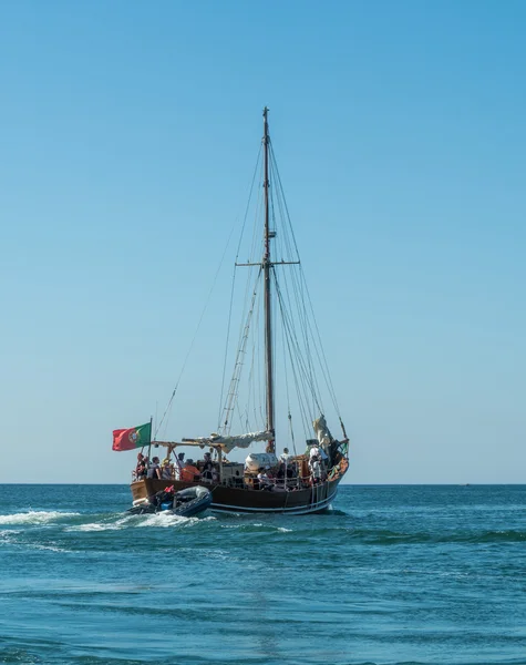 Um passeio de barco perto da costa algarvia — Fotografia de Stock