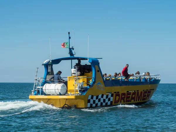 Une excursion en bateau près de la côte de l'Algarve — Photo