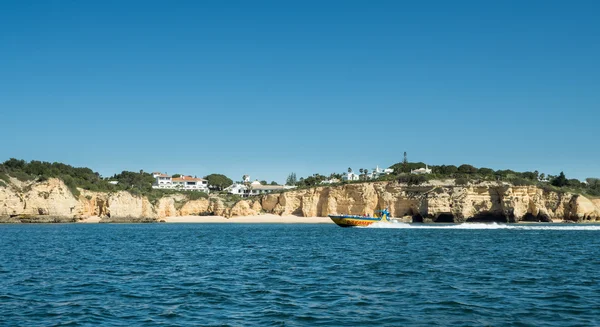 Um passeio de barco perto da costa algarvia — Fotografia de Stock