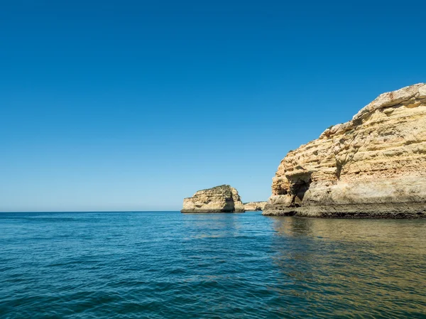 Um passeio de barco perto da costa algarvia — Fotografia de Stock