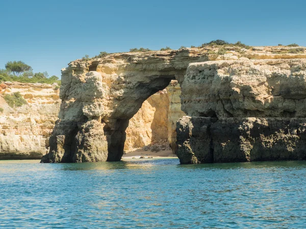 Una gita in barca vicino alla costa dell'Algarve — Foto Stock