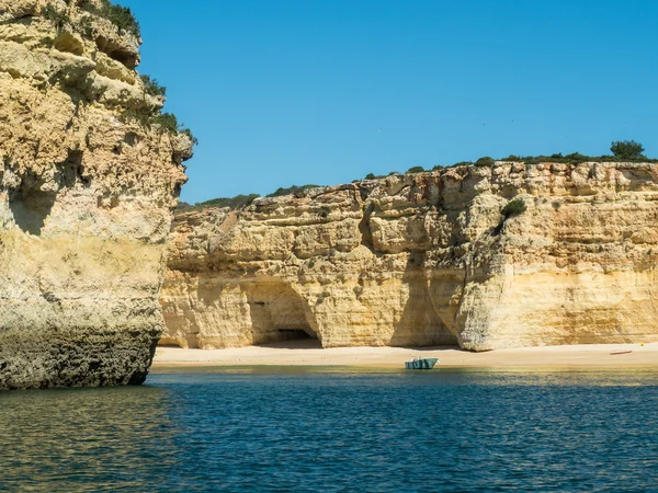 Wycieczka łodzią w pobliżu wybrzeża Algarve — Zdjęcie stockowe