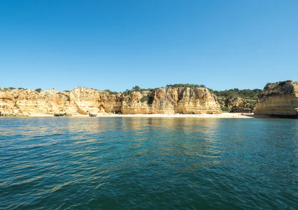 Una gita in barca vicino alla costa dell'Algarve — Foto Stock