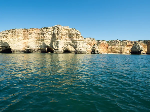 Um passeio de barco perto da costa algarvia — Fotografia de Stock