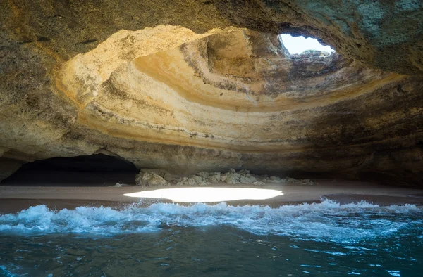 Una gita in barca vicino alla costa dell'Algarve — Foto Stock