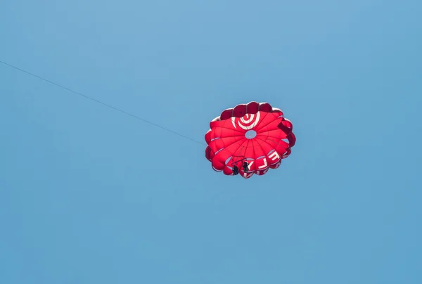 De parachutisten in de wolken — Stockfoto