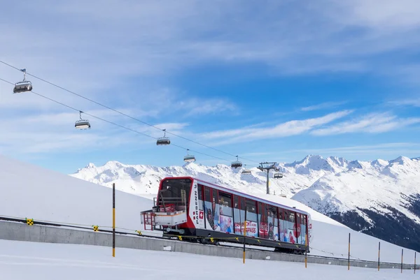 Linowo-terenową do ośrodka narciarskiego Parsenn, Davos — Zdjęcie stockowe
