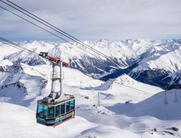 Een drijvende kabelbaan in skimekka skigebied — Stockfoto
