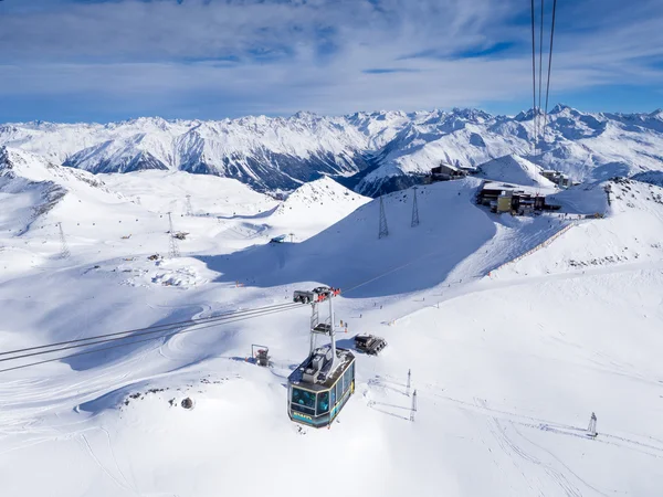 En drivande linbanan i Parsenn ski resort — Stockfoto