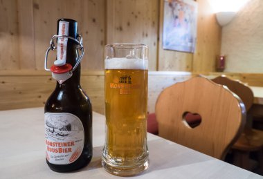 KLOSTERS, SWitzERLAND - 15 HAZİRAN: Klosters, İsviçre 'de cam ve şişe Monsteiner birası.
