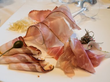 Masaya biraz pastırma konmuş.