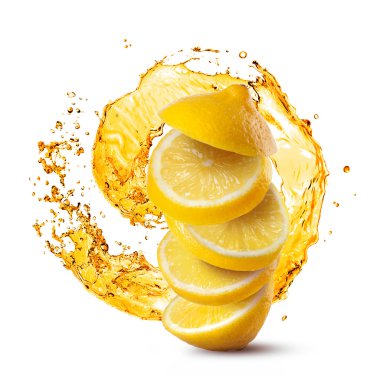 Limon suyu splash beyaz izole karşı düşen dilimler