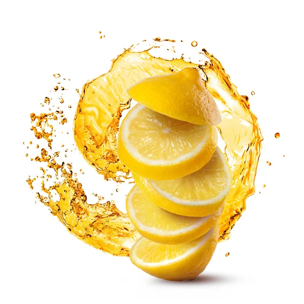 La caída de rodajas de limón contra salpicaduras de jugo aislado en blanco — Foto de Stock