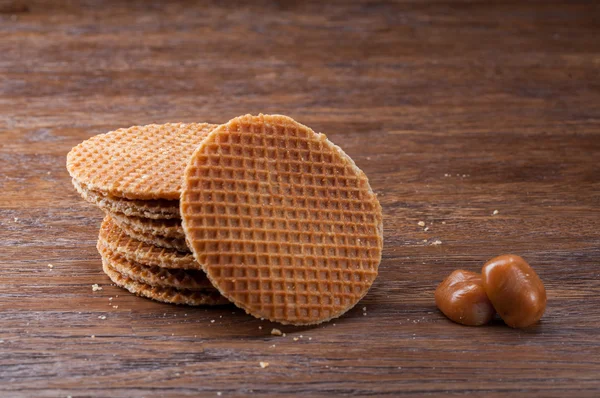 Waffeln mit Karamell auf Holz — Stockfoto