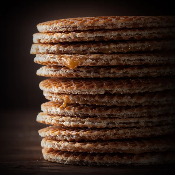 Gofres con caramelo sobre madera — Foto de Stock