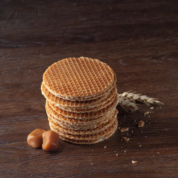 Gofres con caramelo sobre madera — Foto de Stock