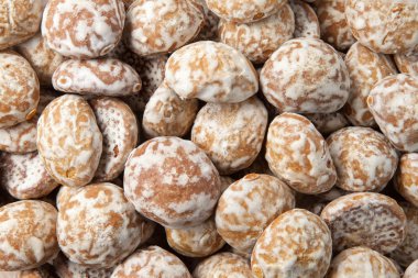Pudra şekeri ile yuvarlak gingerbread küçük kek yığını