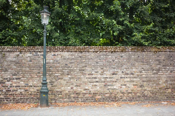 Laternenpfahl Straße auf Backsteinmauer Hintergrund — Stockfoto