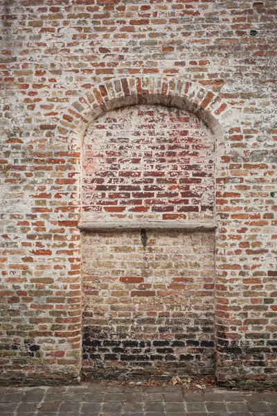 Finestra di prua sul muro di mattoni — Foto Stock