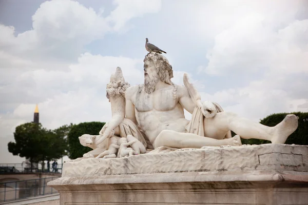 La estatua de Le Tibre en el Jardín de las Tullerías en París . — Foto de Stock