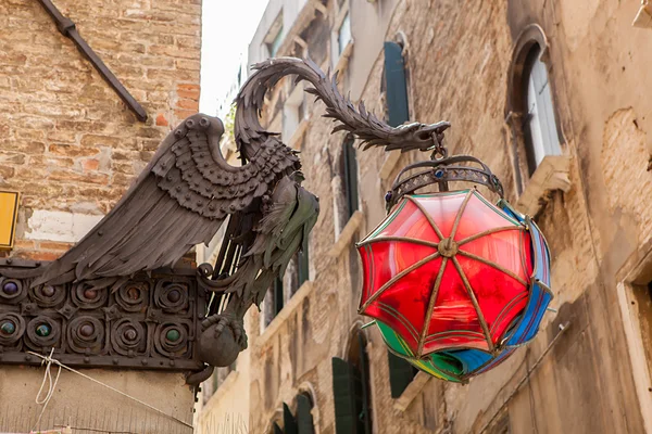 De Maforio Dragon lantaarn met paraplu's in Venetië — Stockfoto