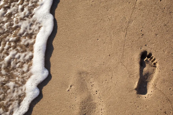 Traces de pieds dans le sable sur la plage — Photo