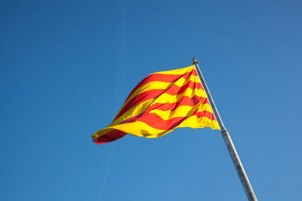 Bandeira catalã que flutua — Fotografia de Stock