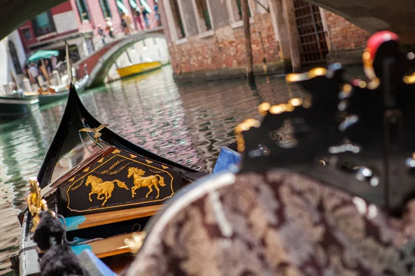 Gondole nez sur l'eau, canal de Venise — Photo