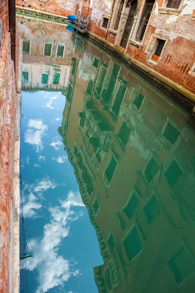 Edifícios refletidos no canal de água em Veneza — Fotografia de Stock