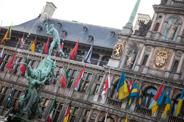 Antwerps city hall with the Brabo fountain — Stock Photo, Image