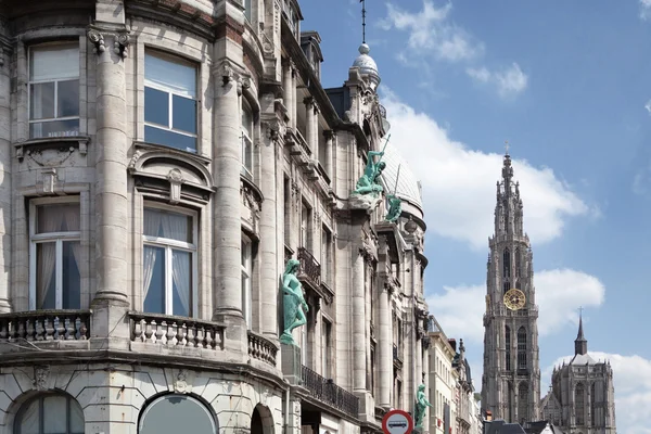 Vecchio edificio nella città di antwerp — Foto Stock