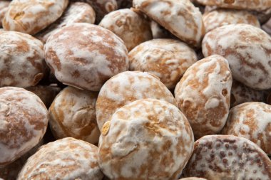 pudra şekeri ile yuvarlak gingerbread küçük kek yığını arka plan
