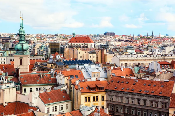 Domy s červenými střechami tradiční — Stock fotografie