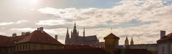 Spiror av den gamla stad och tyn kyrkan vid soluppgången — Stockfoto