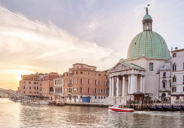 Kyrkan San Simeone Piccolo på banvallen av Canal Grande — Stockfoto