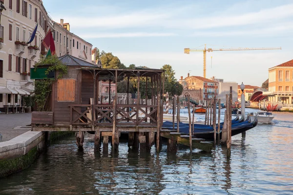 Parking gondolas near the railway station in Venice. — Stock Photo, Image