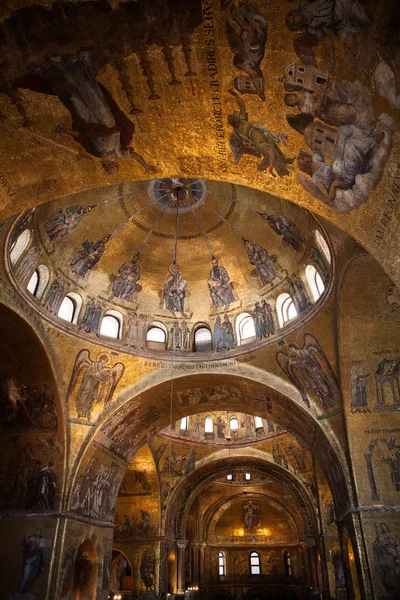 Pohled na interiér katedrály San Marco — Stock fotografie